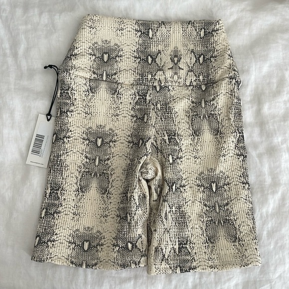 Montce Shorts Size Small NWT - Picture 2 of 4